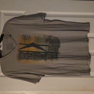 Men's size large vintage Perry Ellis graphic tee.